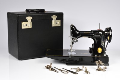 Lot 31 - A Vintage Singer Featherweight 211k Sewing machine