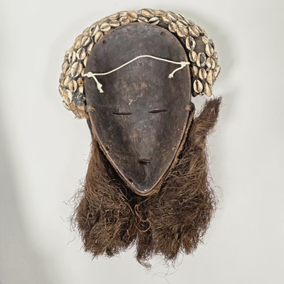 Lot 329 - A collection of African carved items