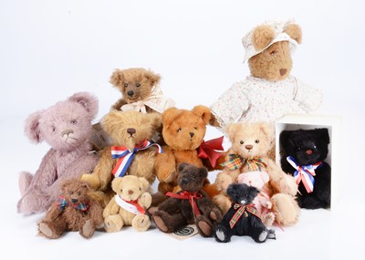 Lot 19 - A selection of artist and collectors teddy bears