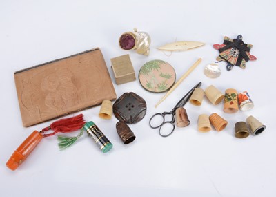 Lot 310 - Sewing items