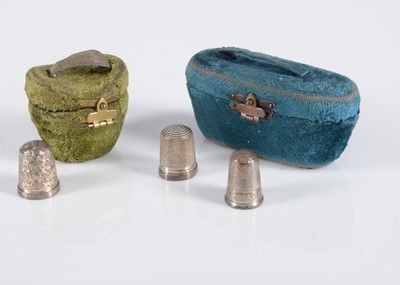 Lot 350 - A late 19th century miniature green velvet hat box thimble case