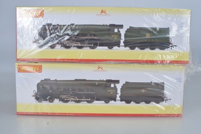 Lot 12 - Pair of Hornby (China) boxed 00 Gauge BR green Thompson Class A2/2            Locomotives and Tenders (2)