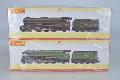 Lot 14 - Pair of Hornby (China) boxed 00 Gauge BR green Thompson Class A2/2            Locomotives and Tenders (2)