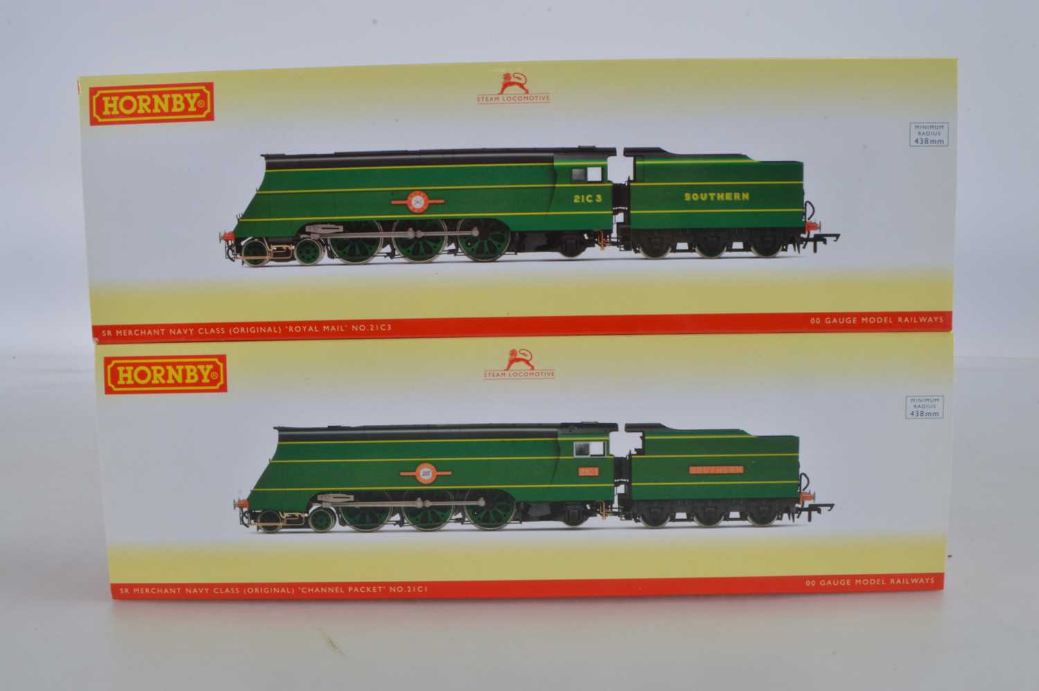 Lot 73 - Hornby (China) boxed 00 Gauge SR Malachite green Merchant Navy Class         Locomotives and Tenders (2)