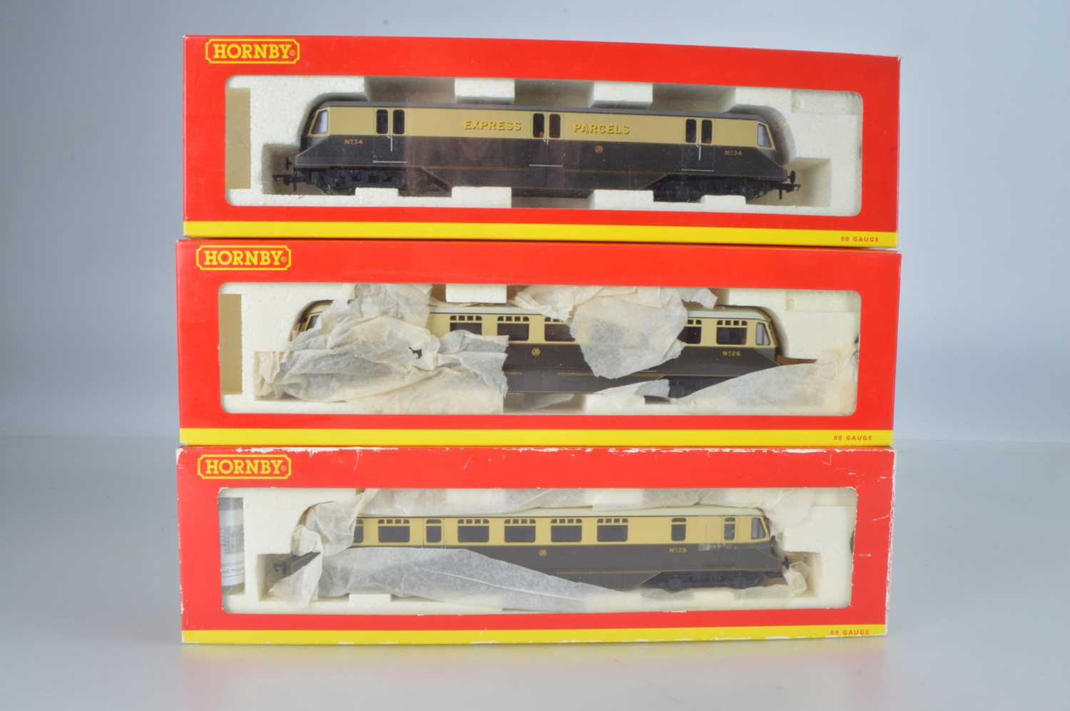 Lot 87 - Hornby (China) boxed 00 Gauge GWR chocolate and cream Diesel Railcars          (3)