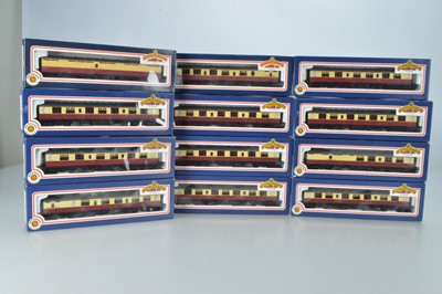 Lot 226 - Bachmann boxed 00 Gauge BR crimson and cream Thompson 59' 6" and 63' Coaches with Oval windows at ends (12)