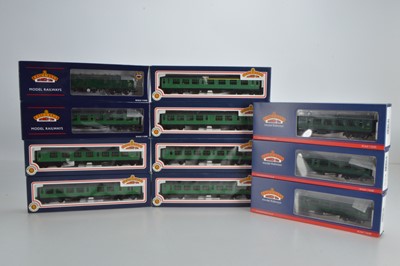 Lot 229 - Bachmann boxed 00 Gauge BR SR green Bulleid Corridor Coaches and Mk1 GUV (11)