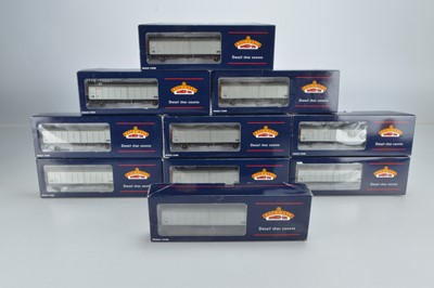 Lot 233 - Ten Bachmann boxed 00 Gauge 33-276 'Railfreight Distribution' silver 46 Tonne glw VGA Sliding Wall Vans (10)