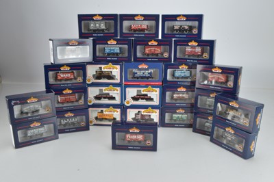 Lot 236 - Bachmann boxed 00 Gauge Private Owner wagons Flat Trucks and Vans (27)