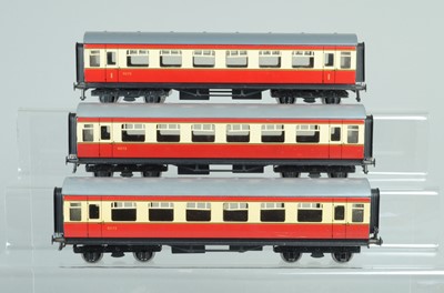 Lot 523 - Bassett Lowke O Gauge BR Passenger coaches comprising 2 x 3rd Class 113/0 and 1st Class 110/0 (3)