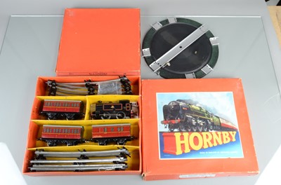 Lot 532 - Hornby O Gauge Train Tank Passenger Set No 41, together with a Hornby O Gauge No2 turntable (2)