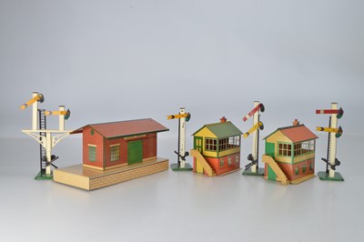 Lot 537 - Hornby O Gauge Signals and buildings ( 7)