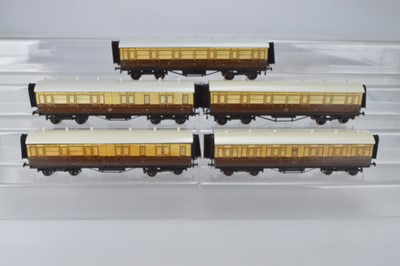 Lot 552 - Leeds Model Company O Gauge GWR coaches with Garter Crest (5)