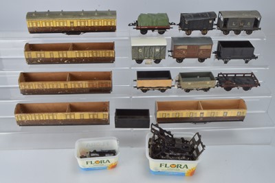Lot 558 - Leeds model company O Gauge rolling stock together with scratch / Kit built examples