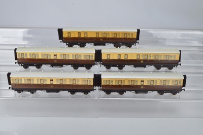 Lot 559 - Leeds Model Company O Gauge GWR Shirt button Coaches (5)