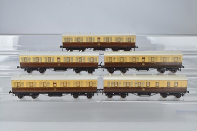 Lot 565 - Leeds Model Company O Gauge GWR shirt button Suburban Coaches (5)