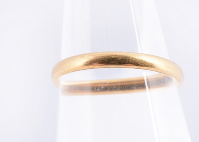 Lot 48 - A 22ct gold wedding band