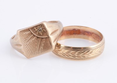 Lot 62 - A 9ct gold wedding band & 9ct gold signet ring