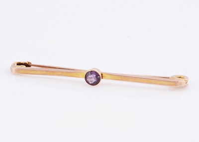 Lot 69 - An Art Deco amethyst 9ct gold bar brooch