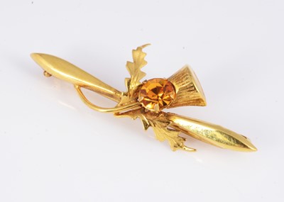 Lot 70 - A Ward brothers 9ct gold thistle bar brooch