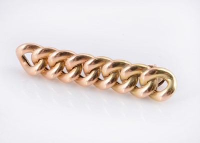 Lot 81 - A curb link bar brooch