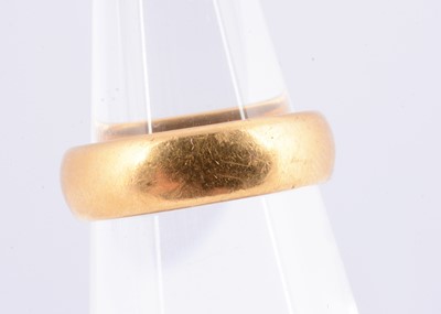 Lot 82 - A 22ct gold wedding band