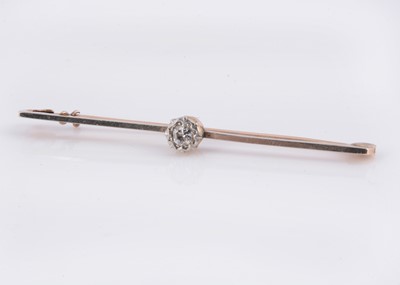 Lot 86 - An Edwardian 9ct gold & platinum illusion set diamond bar brooch
