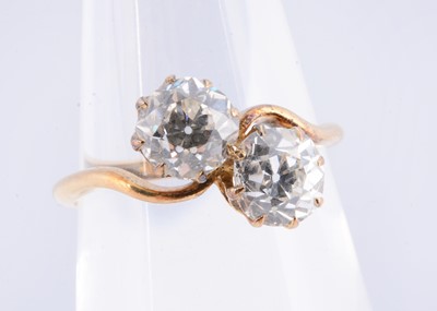 Lot 101 - An Edwardian cross over two diamond ring