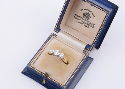 Lot 103 - An 18ct gold & platinum three stone diamond ring