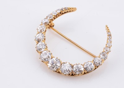 Lot 105 - An Edwardian diamond crescent brooch