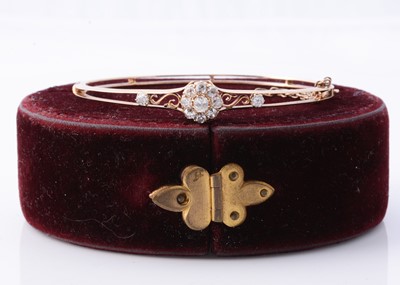 Lot 106 - An Edwardian diamond cluster bangle