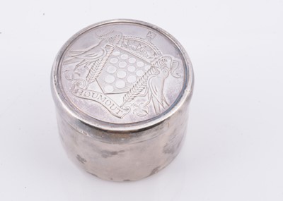 Lot 108 - A modern silver Gerald Benney Houmout circular lidded box
