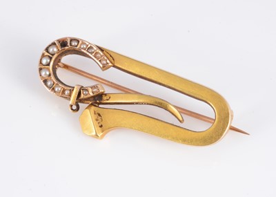 Lot 131 - A horseshoe & nail brooch