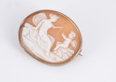 Lot 149 - A cameo brooch of Venus giving arrows to cupid
