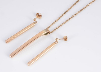 Lot 151 - A 9ct gold handmade bar drop suite