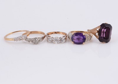 Lot 163 - A collection of five dress rings