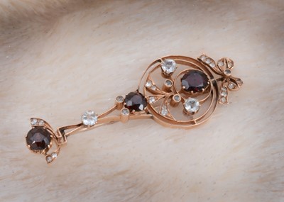 Lot 166 - A Victorian garnet set Bohemian brooch