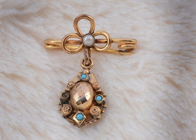 Lot 167 - A gilt metal bow bar brooch