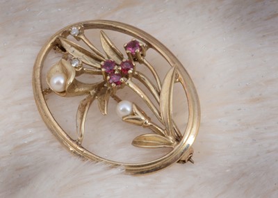 Lot 172 - A 9ct gold oval pierced brooch