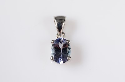 Lot 195 - A contemporary 10k marked white metal bi-colour taconite drop pendant