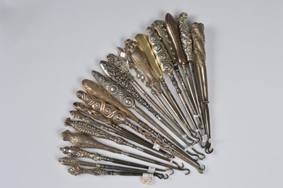 Lot 202 - Twenty silver handled steel button hooks
