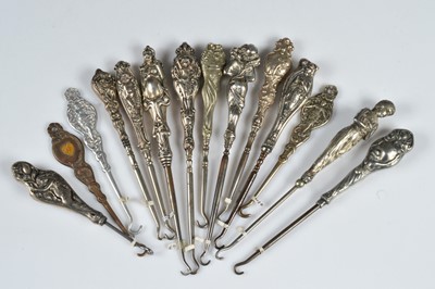 Lot 224 - Fourteen female form handled button hooks