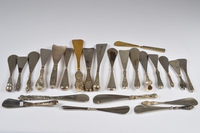 Lot 233 - Twenty four decorative shoehorns