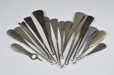 Lot 234 - A quantity of stainless steel and base metal shoe horns