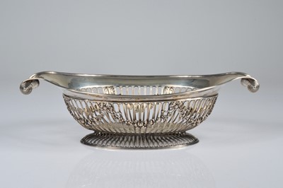 Lot 286 - An Edwardian silver bread basket