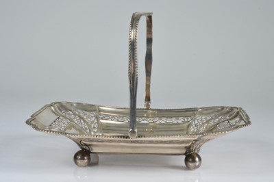 Lot 314 - An Edwardian silver swing handled serving dish