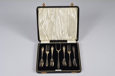 Lot 318 - A George VI silver cake fork set in fitted box