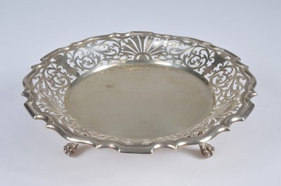 Lot 322 - An Edwardian silver serving dish by Walker & Hall