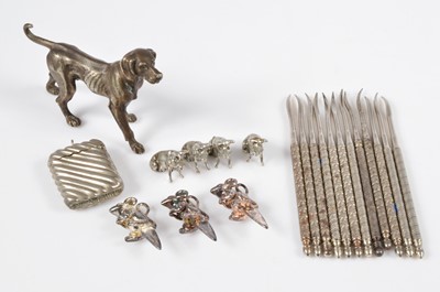 Lot 353 - A small group of silver plated items
