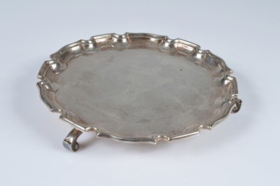 Lot 363 - A George V Britannia silver card tray by Goldsmiths & Silversmiths